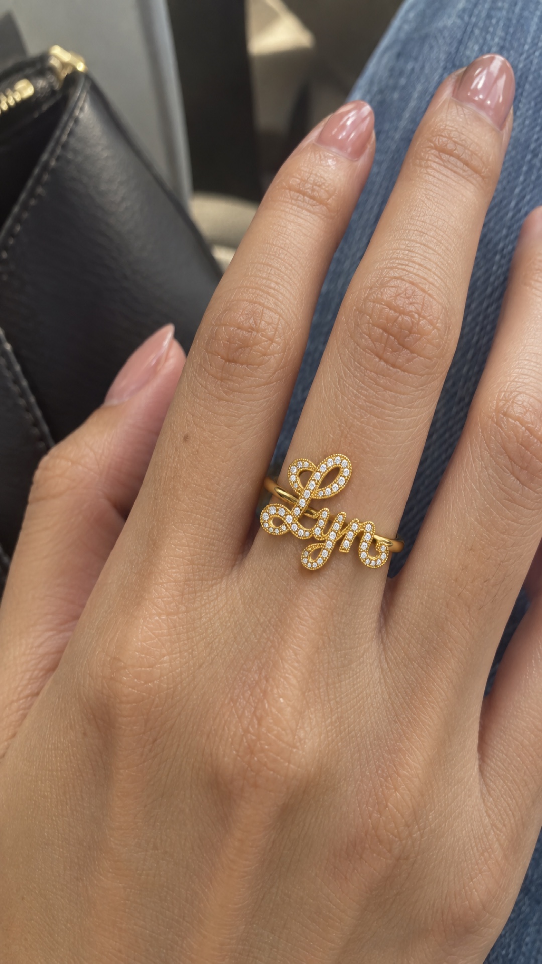 ภาพแหวนชื่อ Lyn ขณะสวมบนมือ