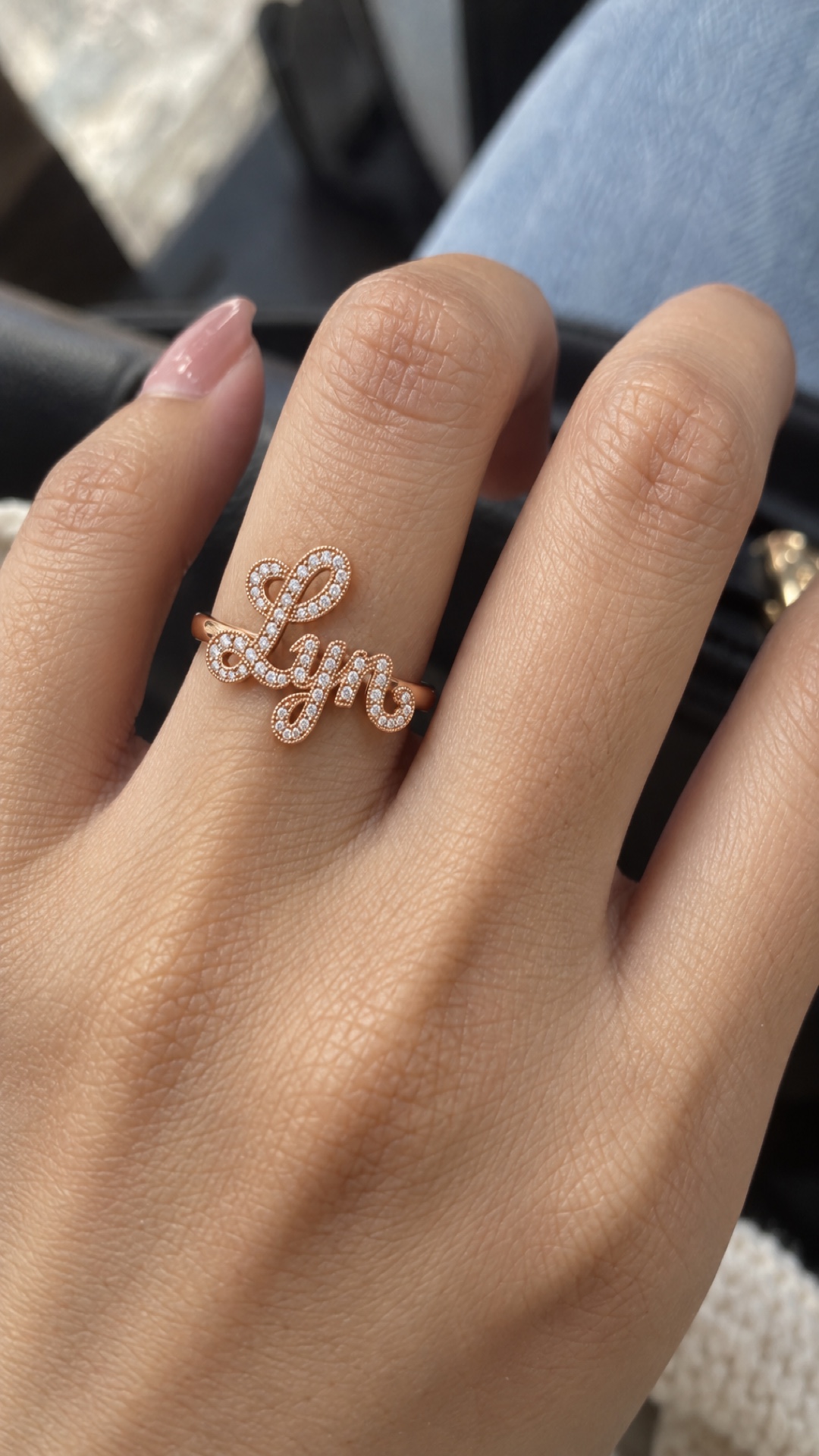 ภาพแหวนชื่อ Lyn ขณะสวมบนมือ