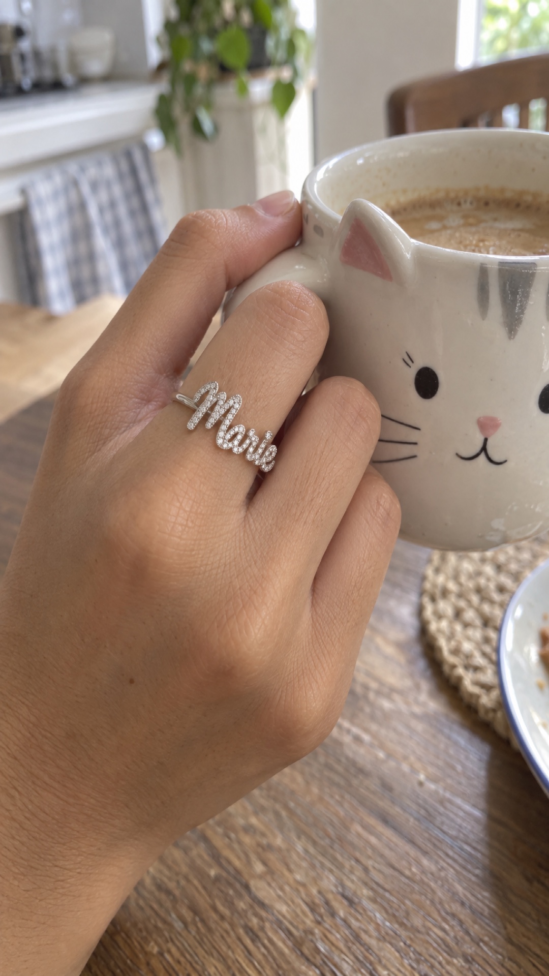 ภาพแหวนชื่อ Marie ขณะสวมบนมือ