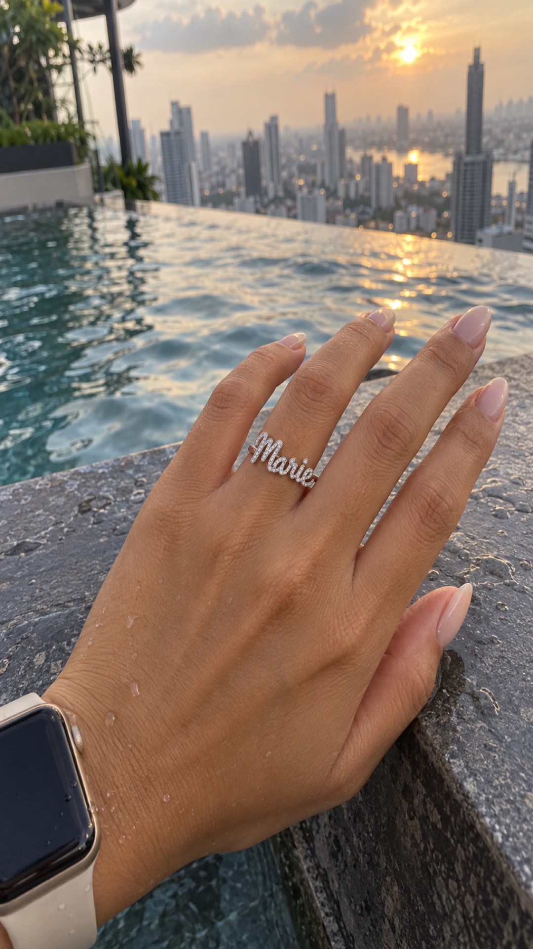 ภาพแหวนชื่อ Marie ขณะสวมบนมือ