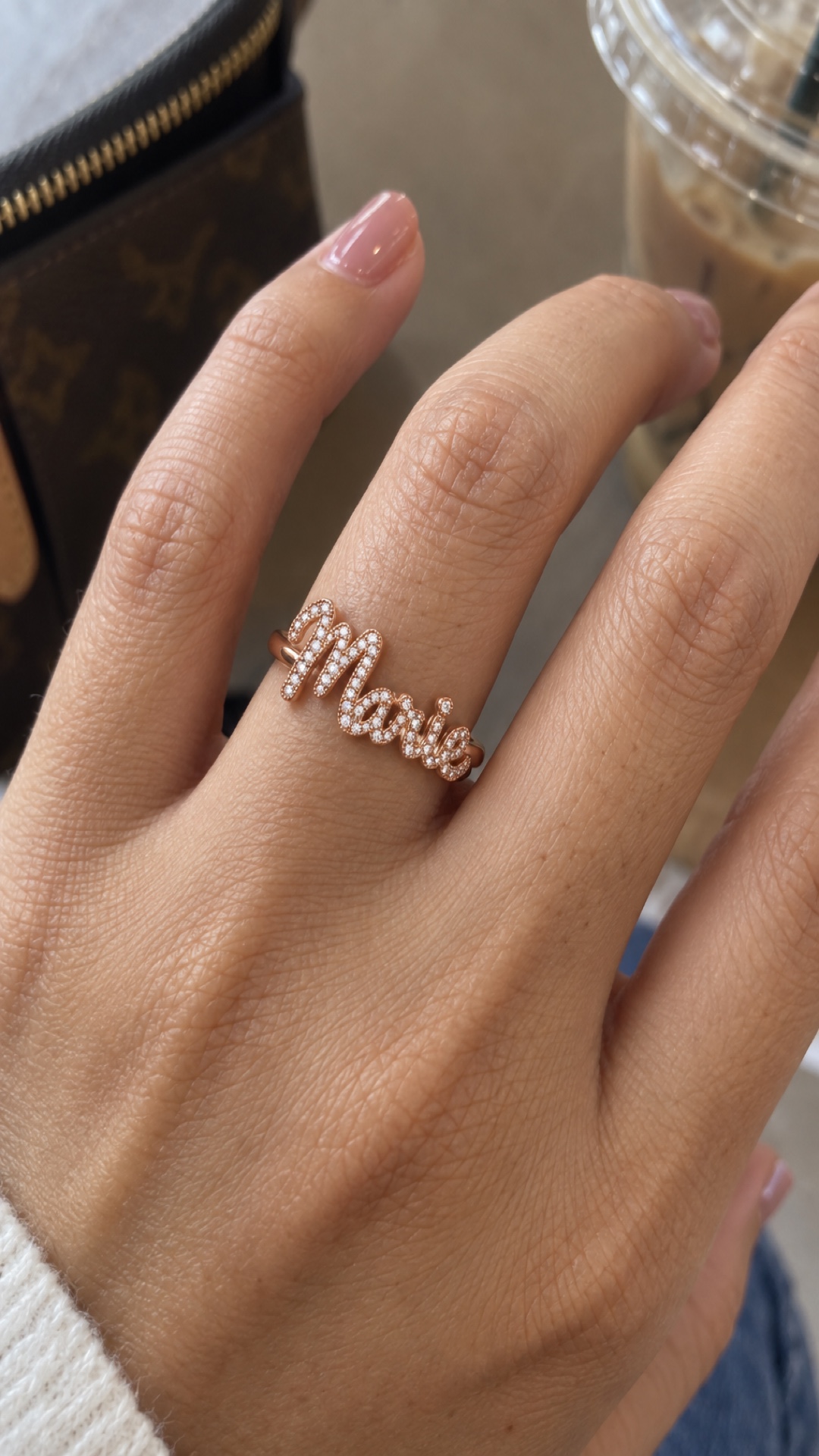 ภาพแหวนชื่อ Marie ขณะสวมบนมือ