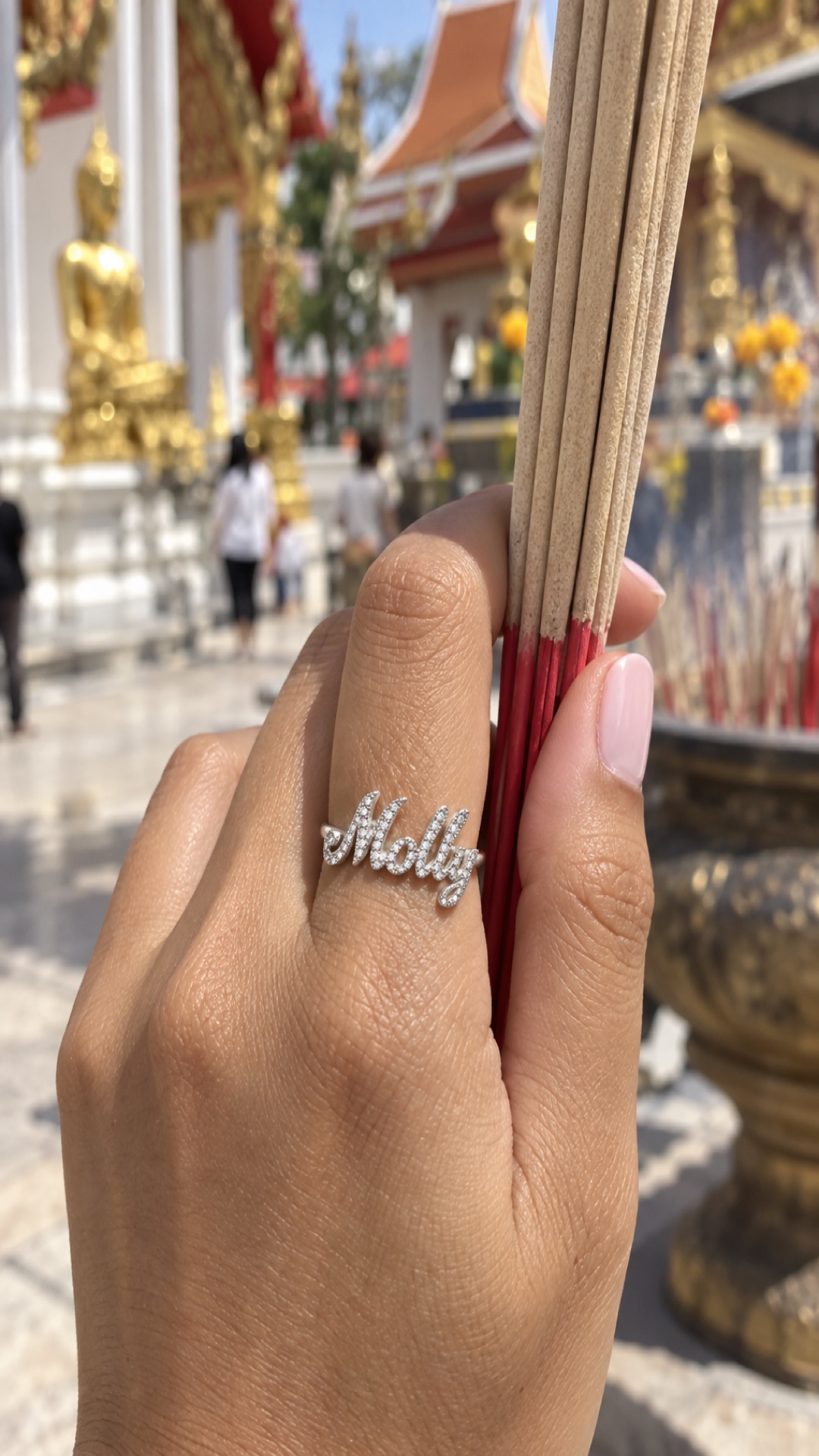 ภาพแหวนชื่อ Molly ขณะสวมบนมือ
