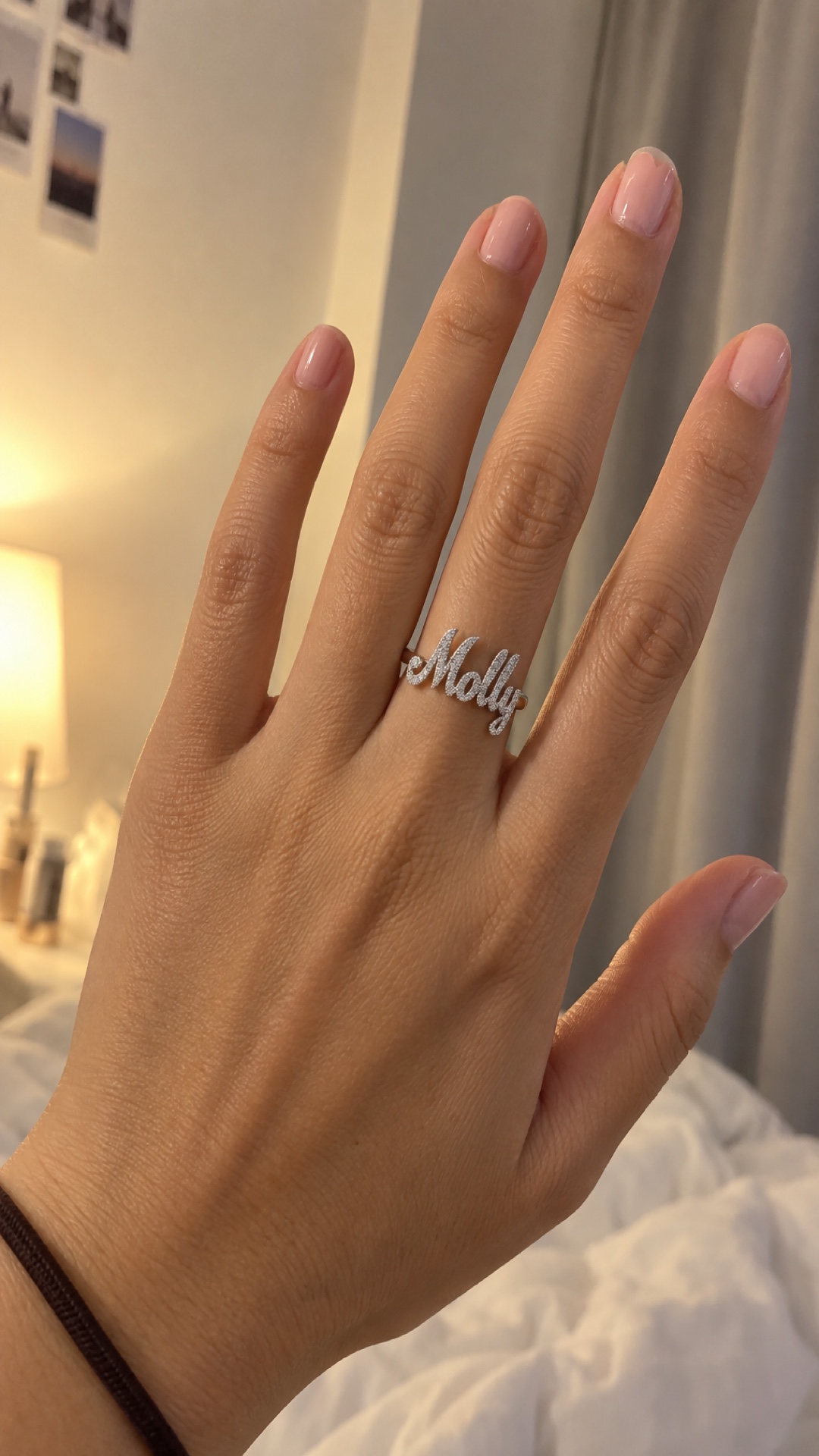 ภาพแหวนชื่อ Molly ขณะสวมบนมือ