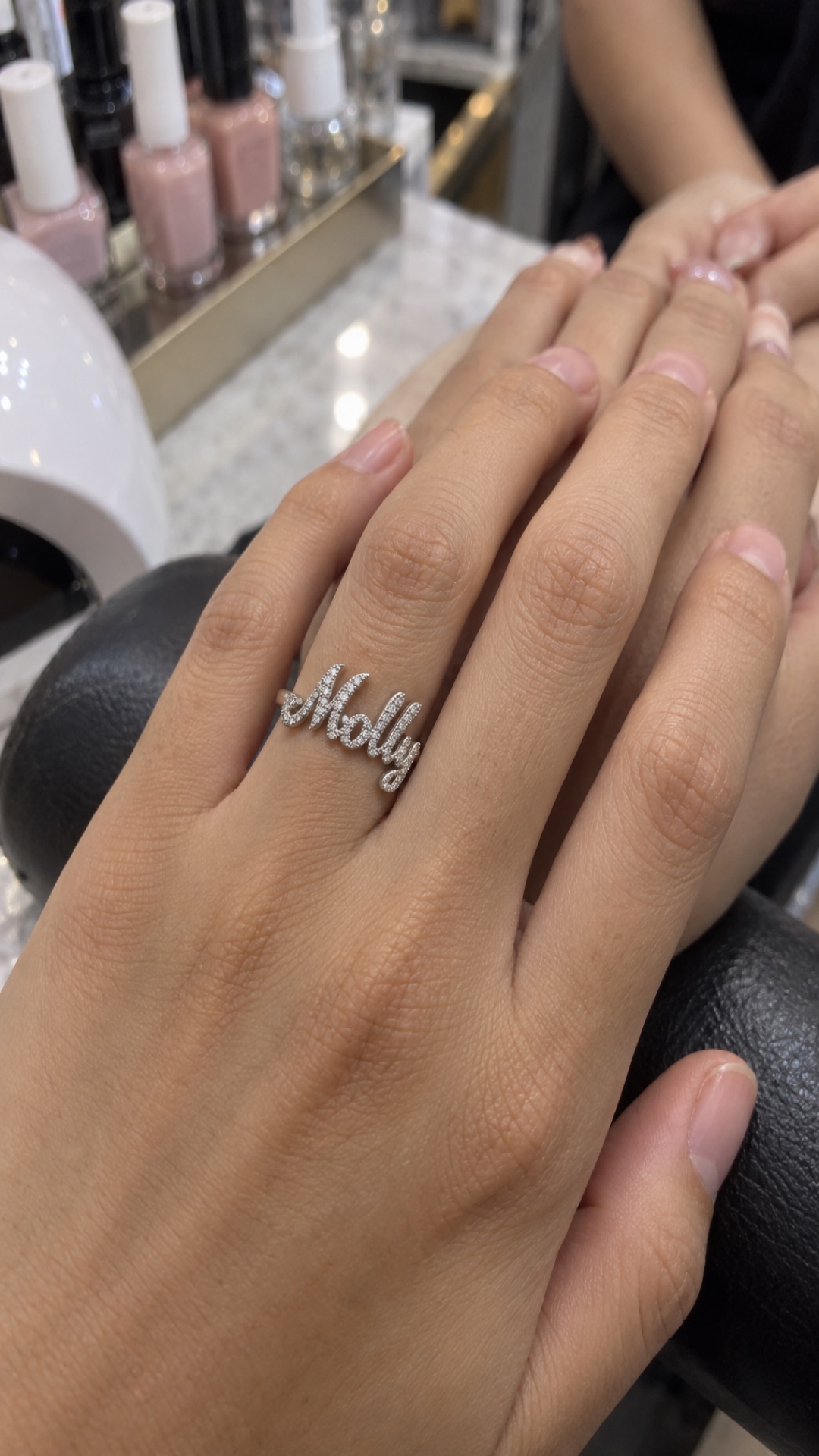 ภาพแหวนชื่อ Molly ขณะสวมบนมือ