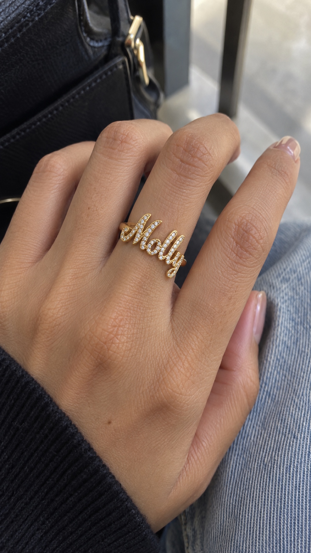 ภาพแหวนชื่อ Molly ขณะสวมบนมือ
