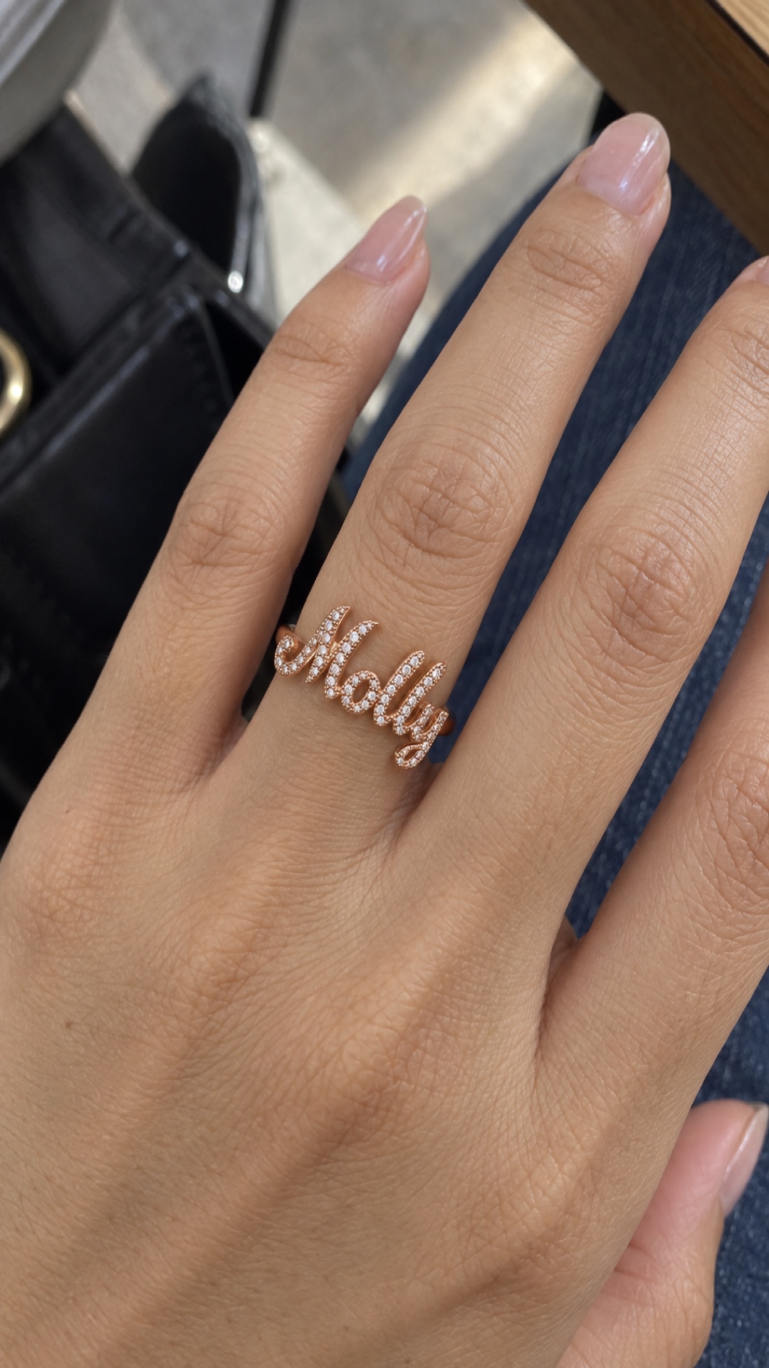 ภาพแหวนชื่อ Molly ขณะสวมบนมือ