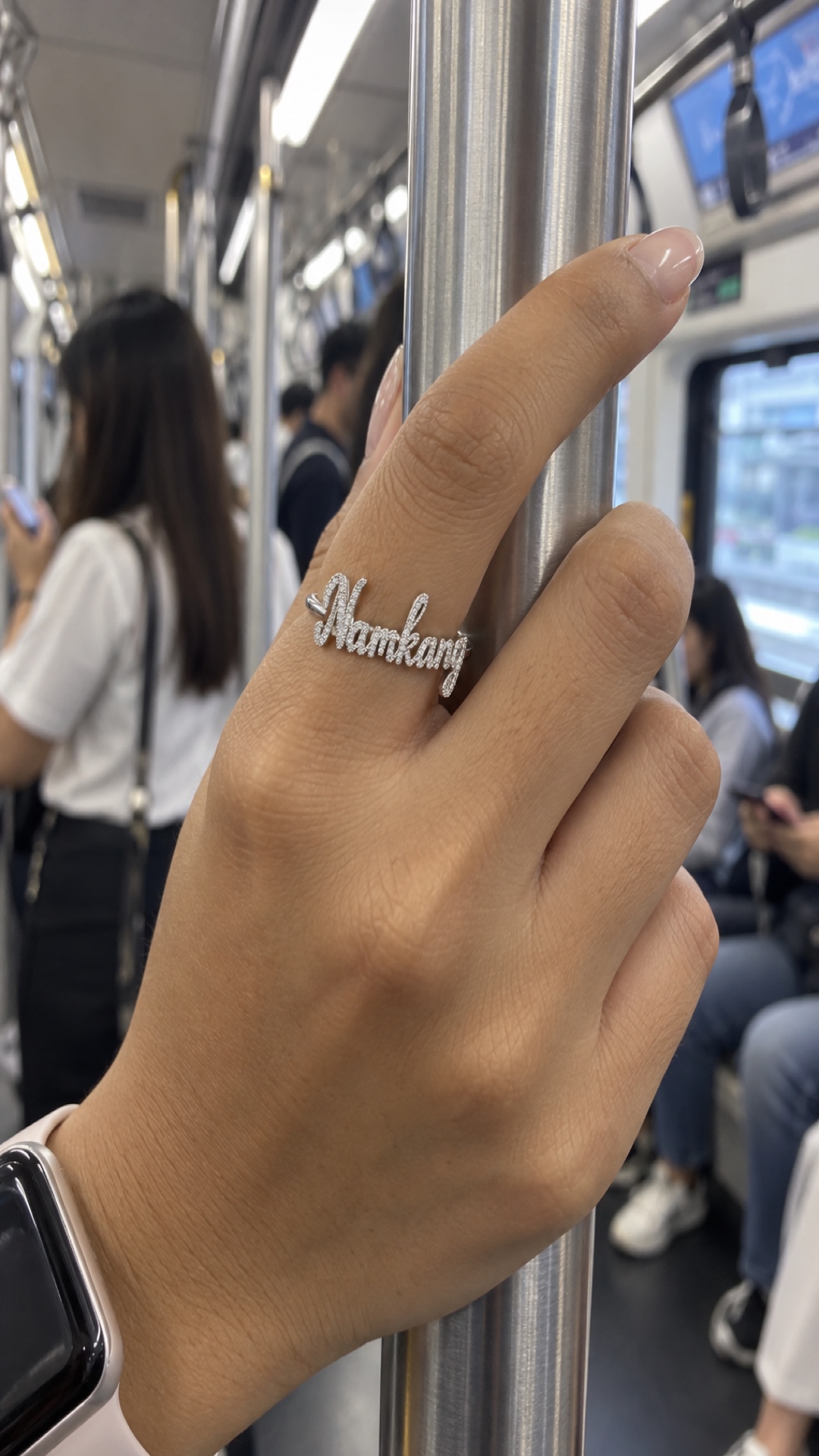 ภาพแหวนชื่อ Namkang ขณะสวมบนมือ