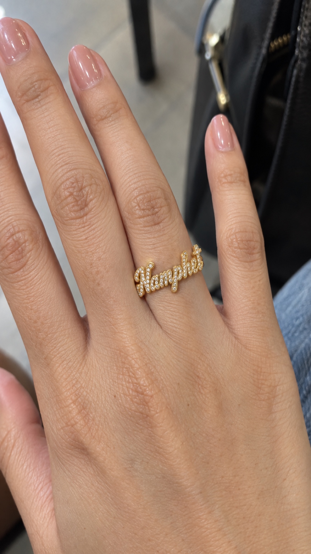 ภาพแหวนชื่อ Namphet ขณะสวมบนมือ