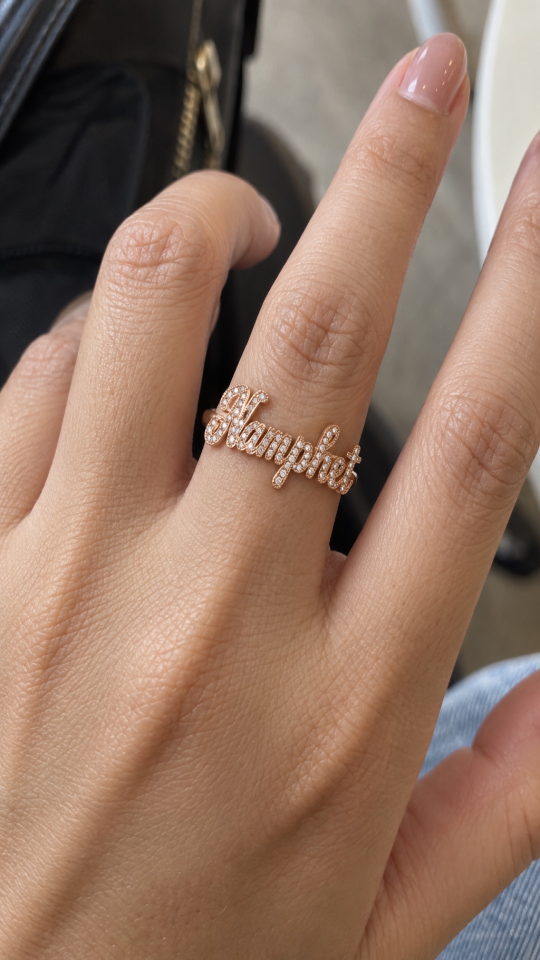 ภาพแหวนชื่อ Namphet ขณะสวมบนมือ