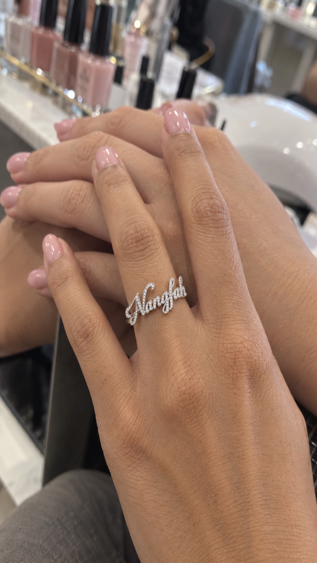 ภาพแหวนชื่อ Nangfah ขณะสวมบนมือ
