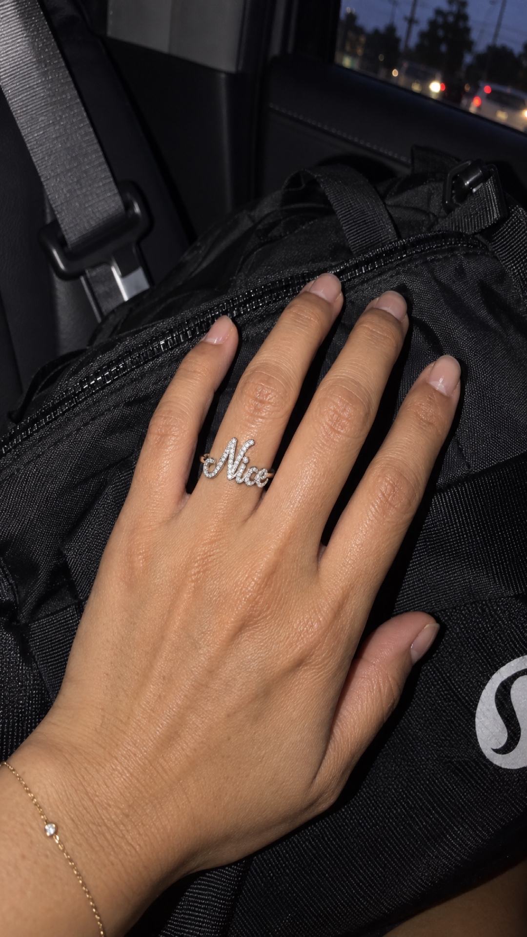 ภาพแหวนชื่อ Nice ขณะสวมบนมือ