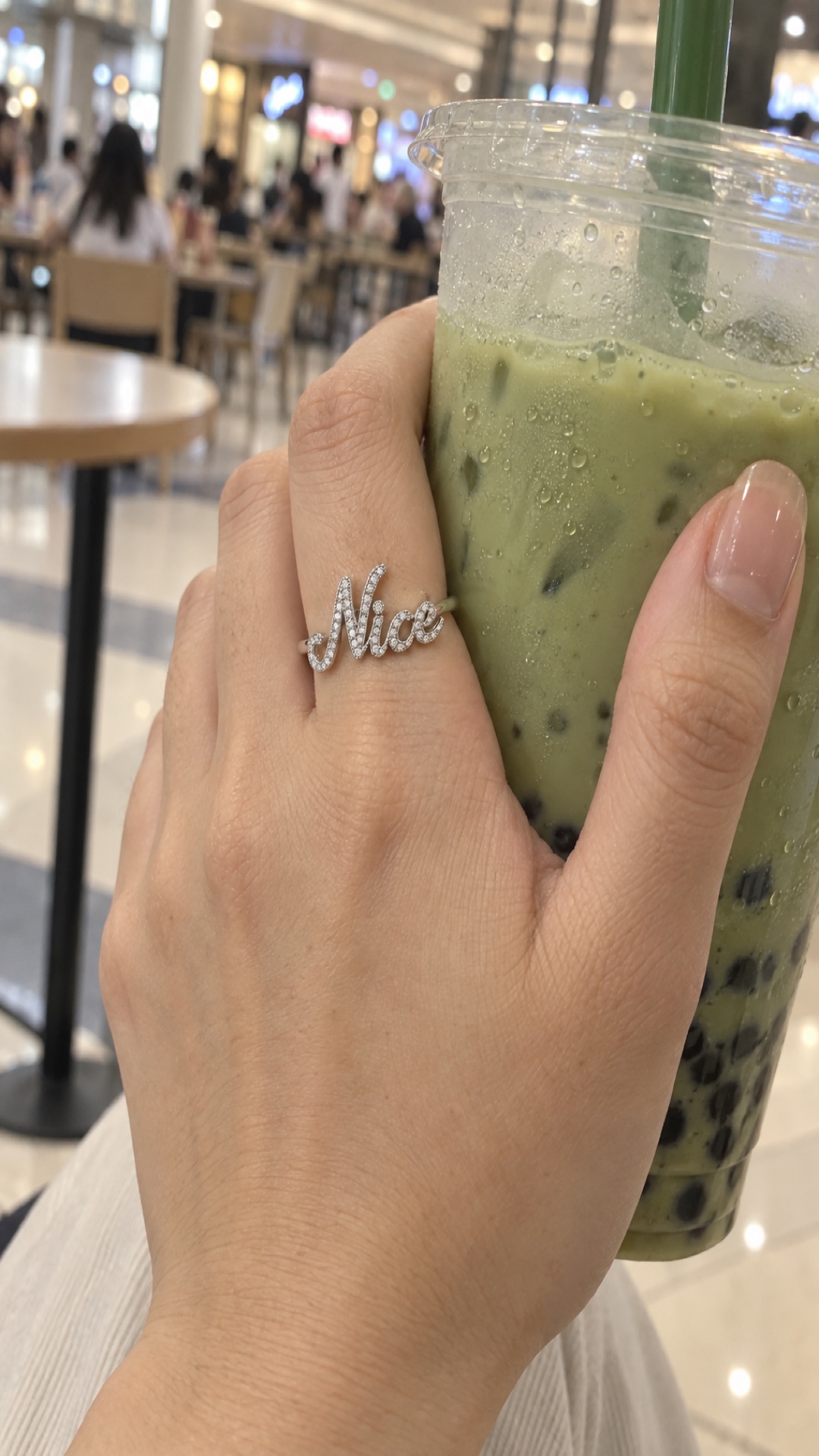 ภาพแหวนชื่อ Nice ขณะสวมบนมือ