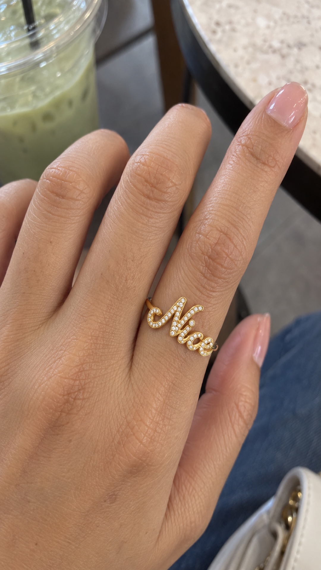 ภาพแหวนชื่อ Nice ขณะสวมบนมือ