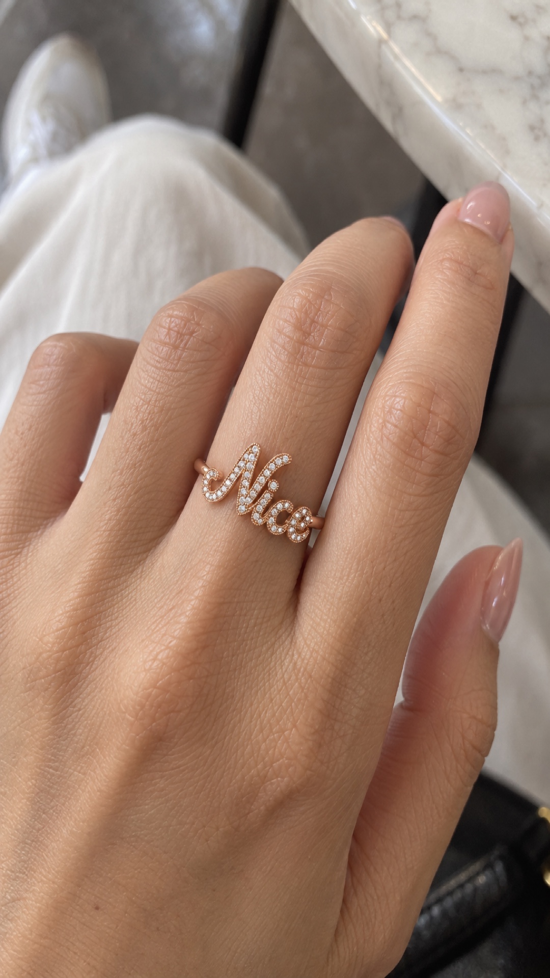 ภาพแหวนชื่อ Nice ขณะสวมบนมือ