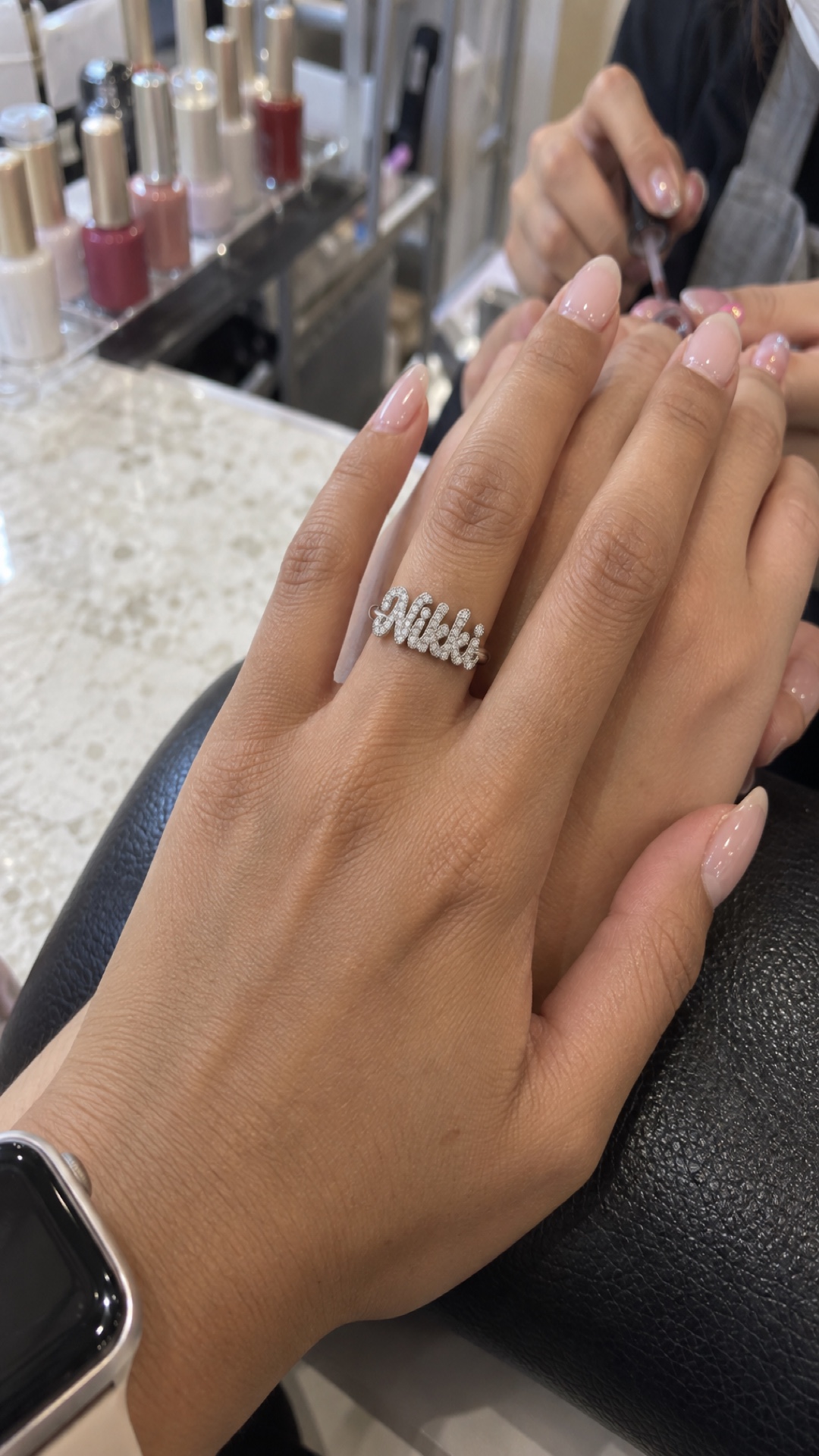 ภาพแหวนชื่อ Nikki ขณะสวมบนมือ