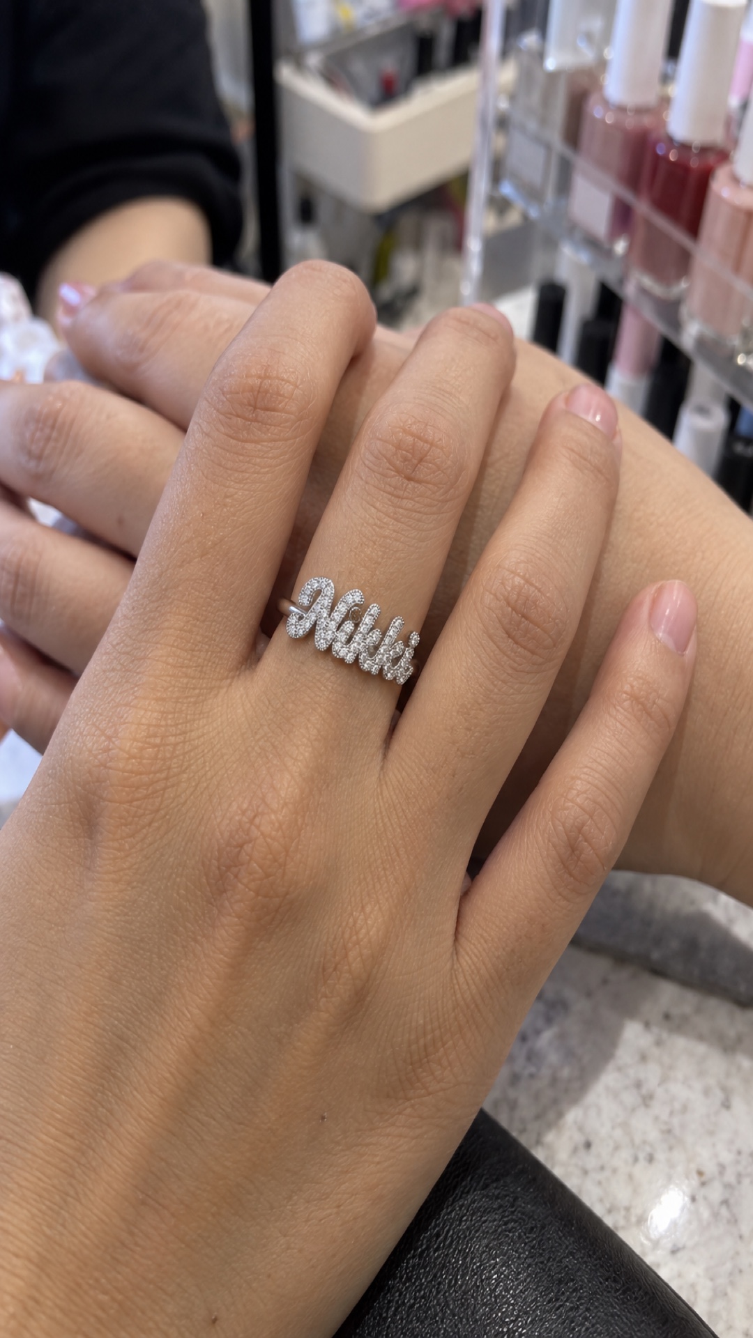 ภาพแหวนชื่อ Nikki ขณะสวมบนมือ