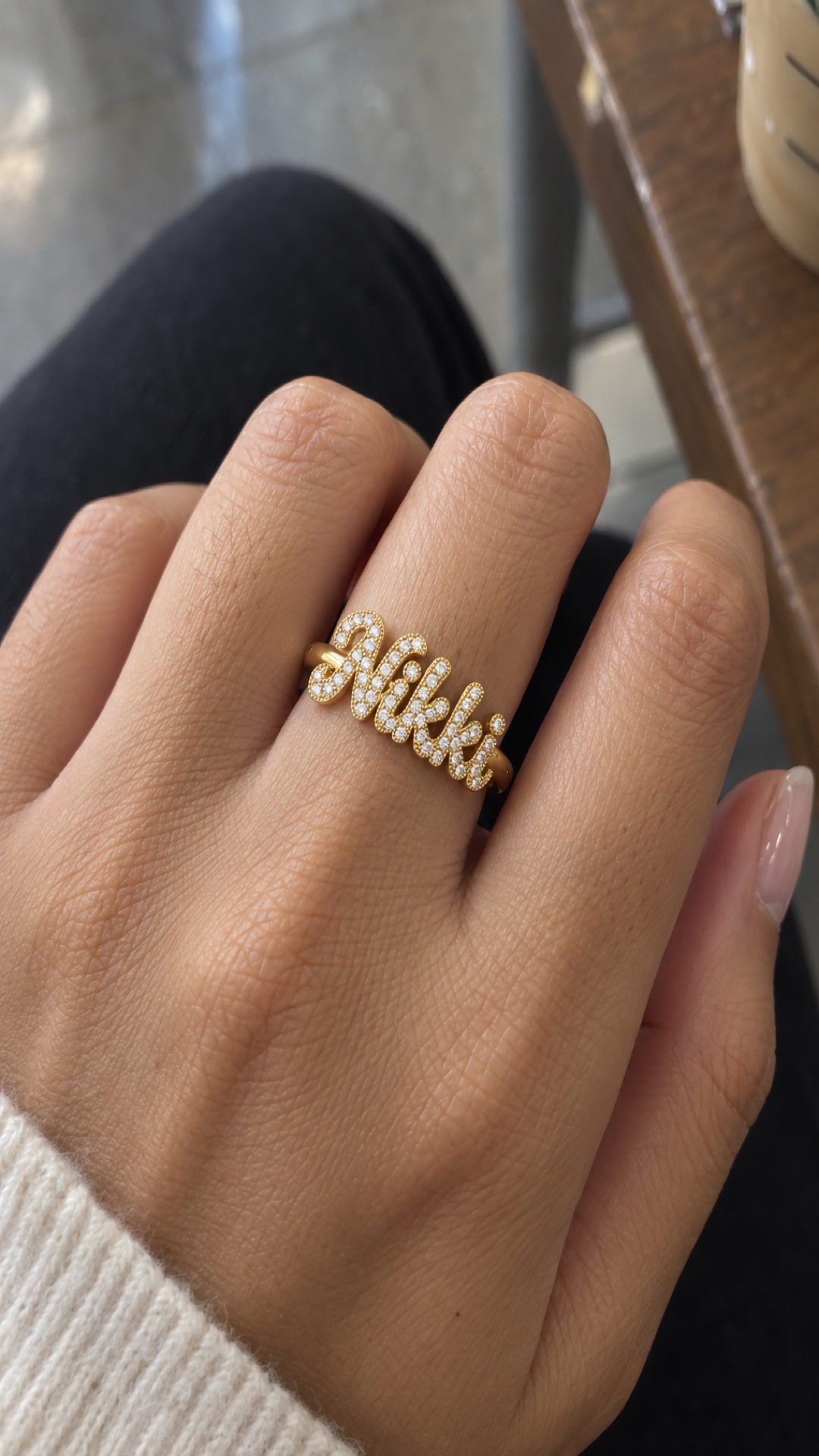 ภาพแหวนชื่อ Nikki ขณะสวมบนมือ