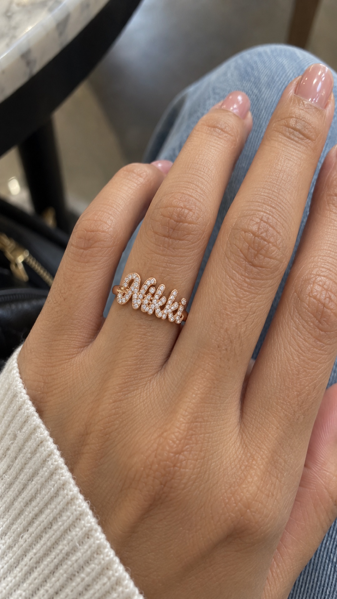 ภาพแหวนชื่อ Nikki ขณะสวมบนมือ