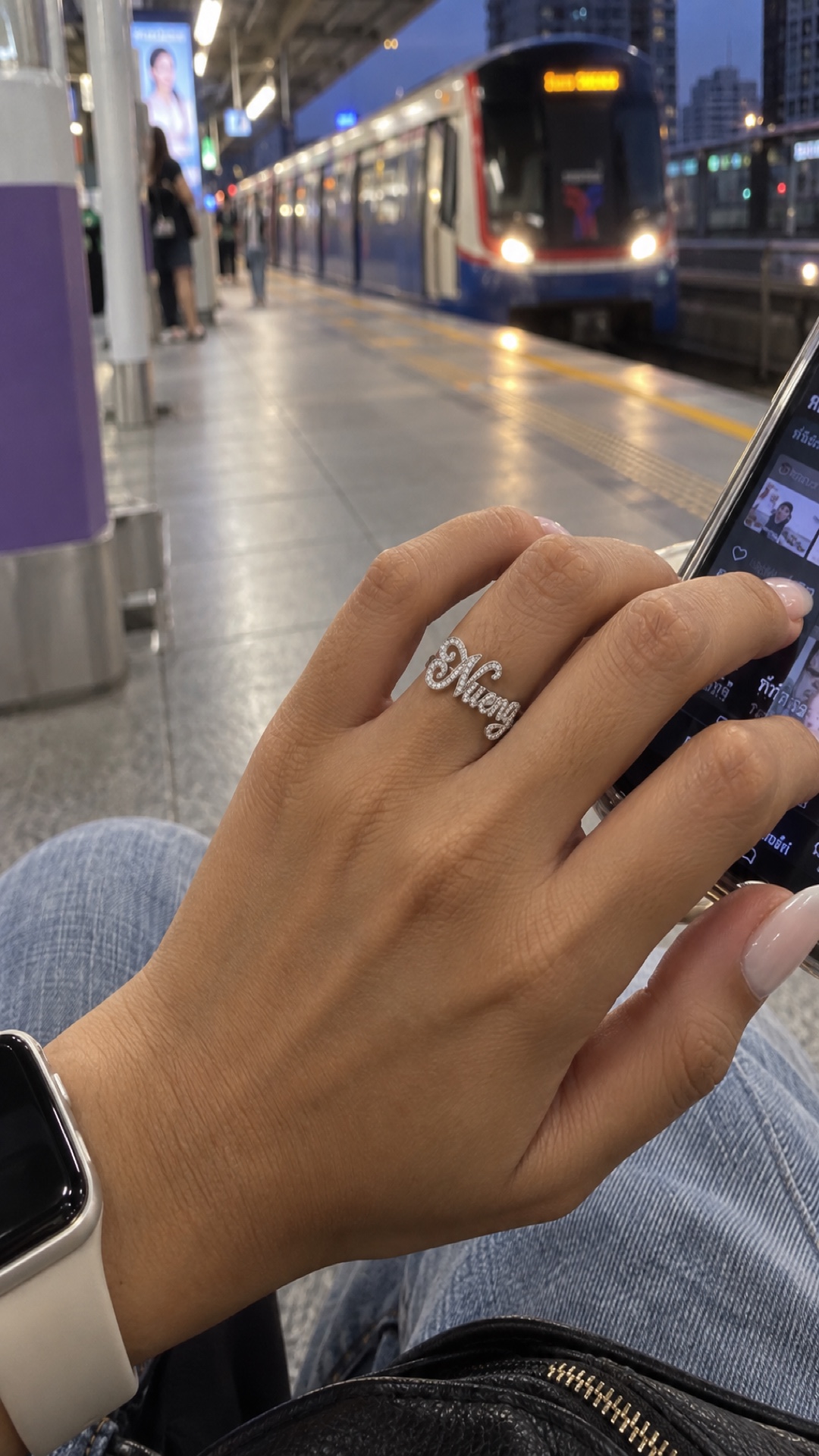 ภาพแหวนชื่อ Nueng ขณะสวมบนมือ