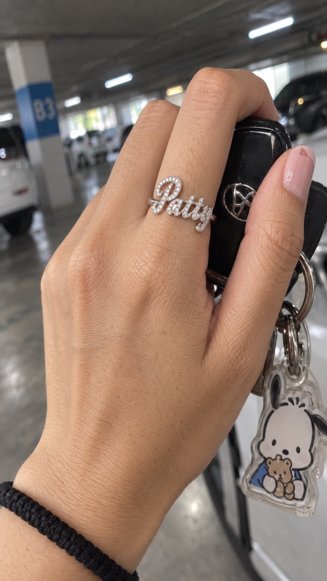 ภาพแหวนชื่อ Patty ขณะสวมบนมือ