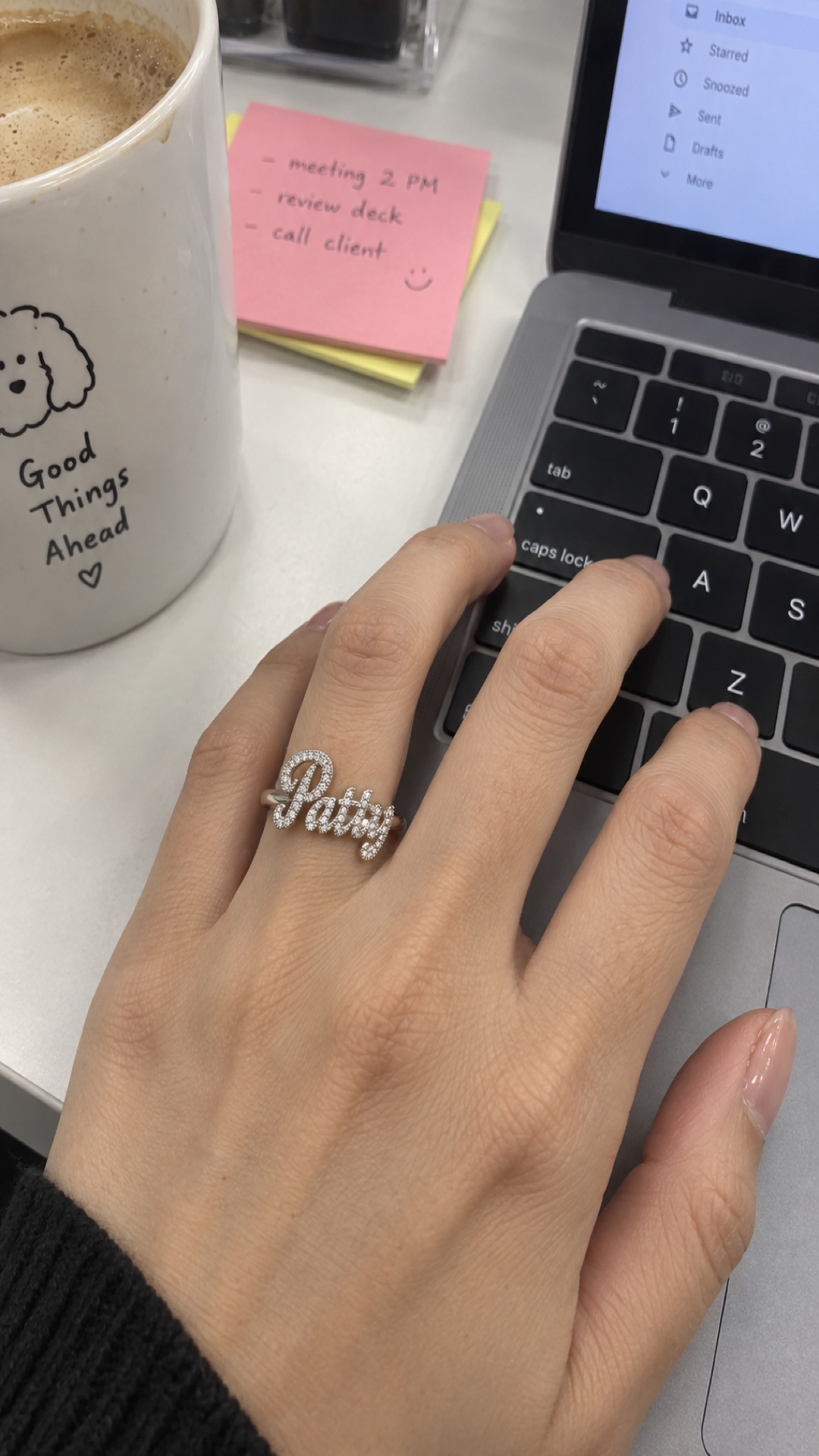 ภาพแหวนชื่อ Patty ขณะสวมบนมือ