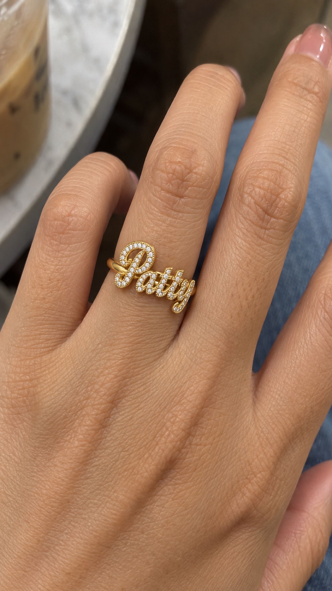 ภาพแหวนชื่อ Patty ขณะสวมบนมือ