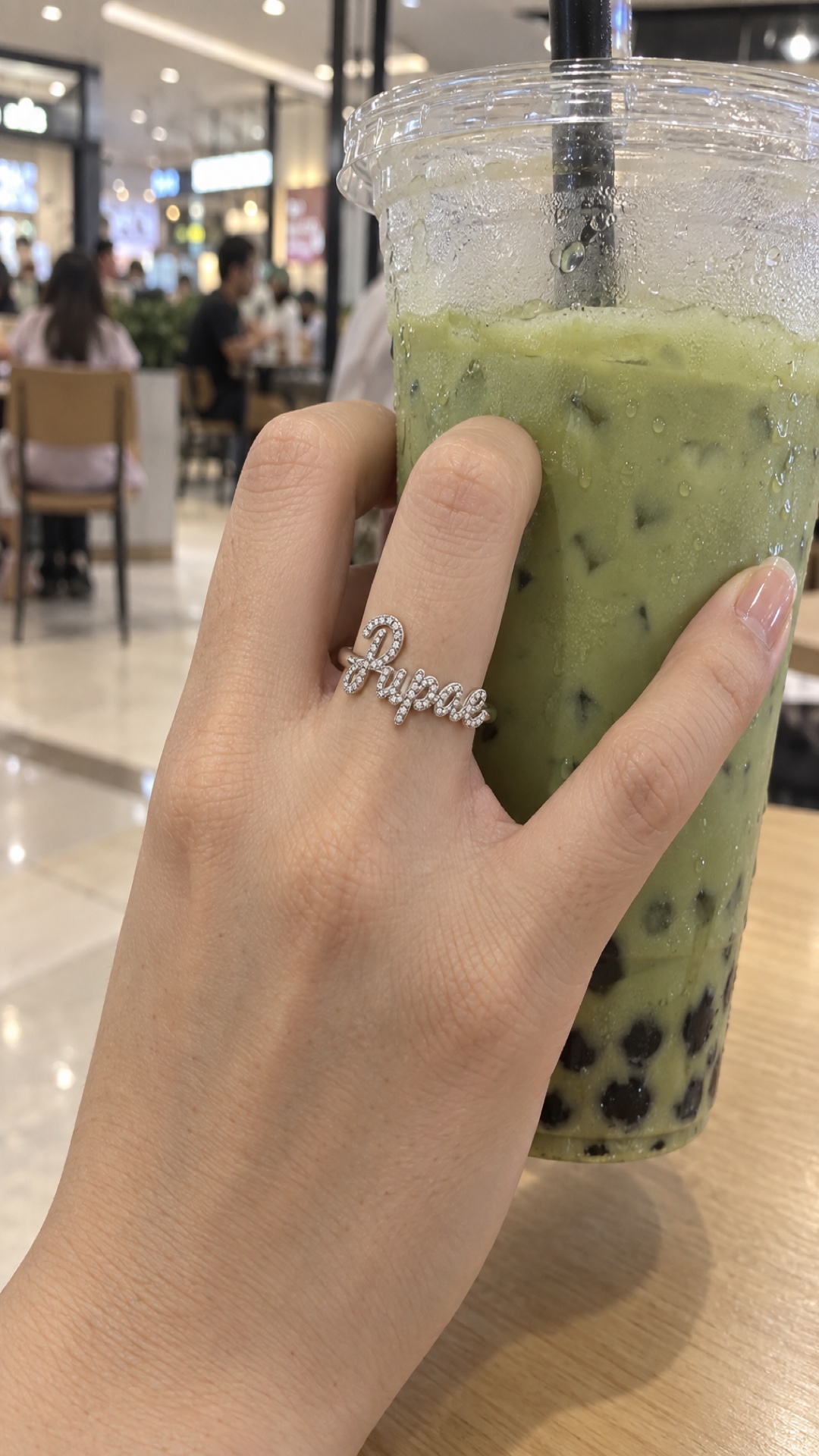 ภาพแหวนชื่อ Pupae ขณะสวมบนมือ