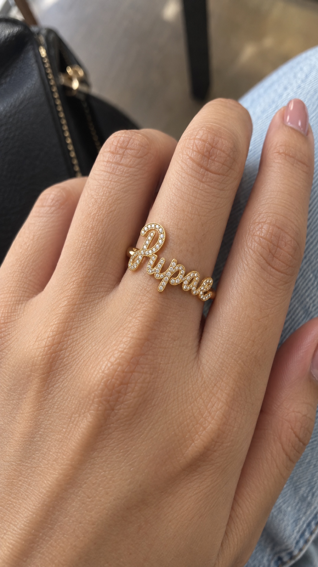 ภาพแหวนชื่อ Pupae ขณะสวมบนมือ