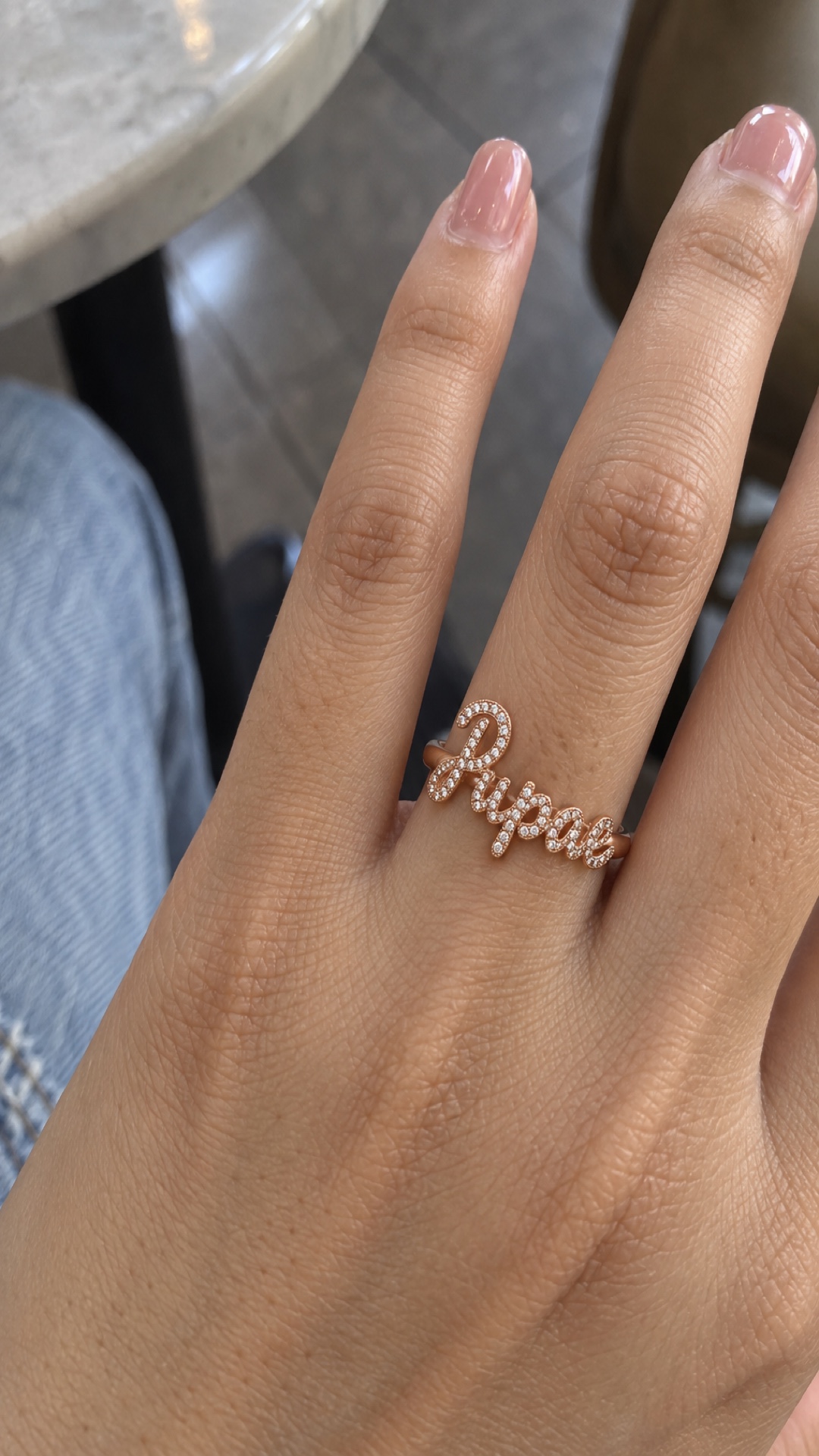 ภาพแหวนชื่อ Pupae ขณะสวมบนมือ