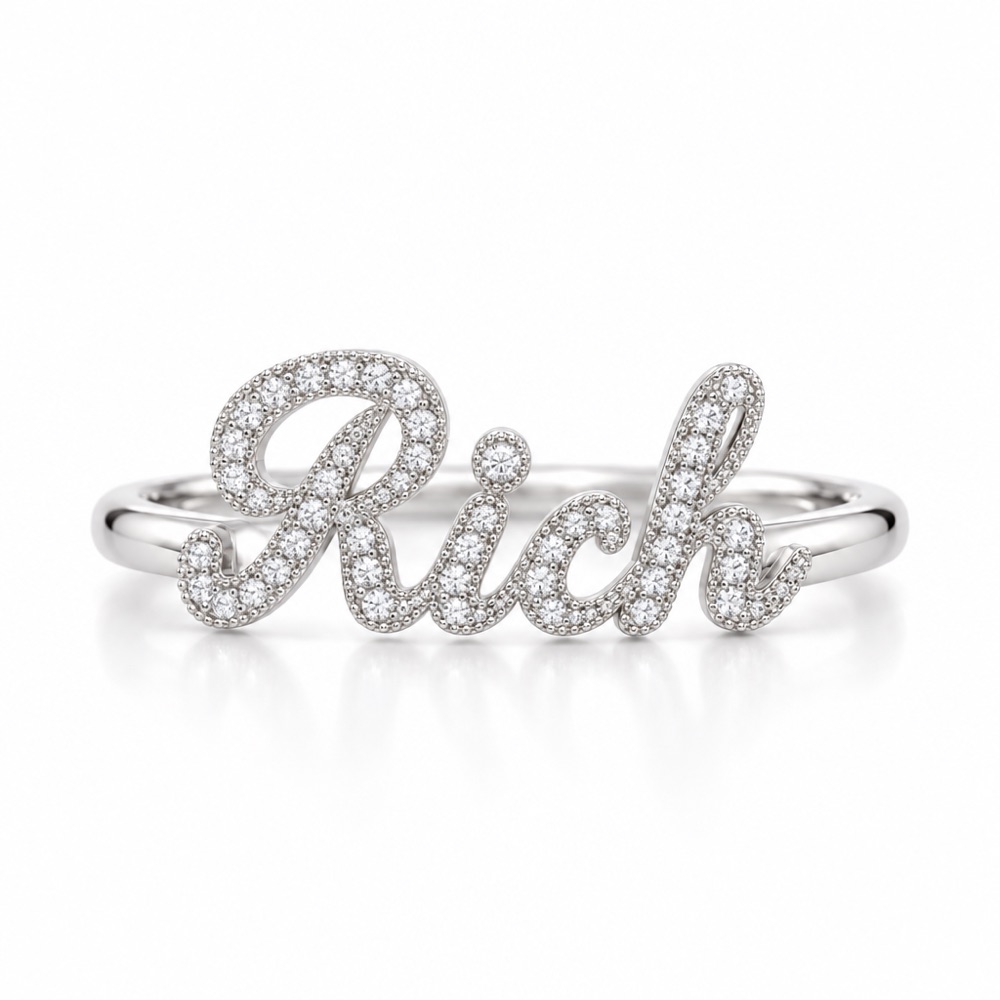 แหวนชื่อ Rich ประดับเพชรแล็บ มุมด้านหน้า