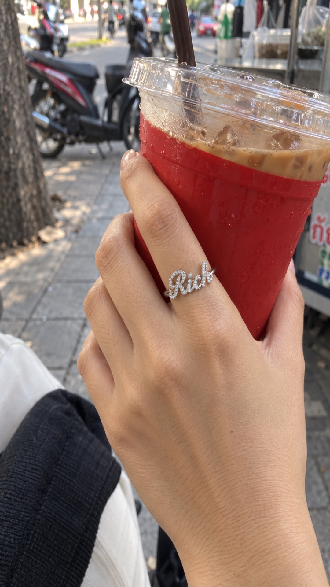 ภาพแหวนชื่อ Rich ขณะสวมบนมือ