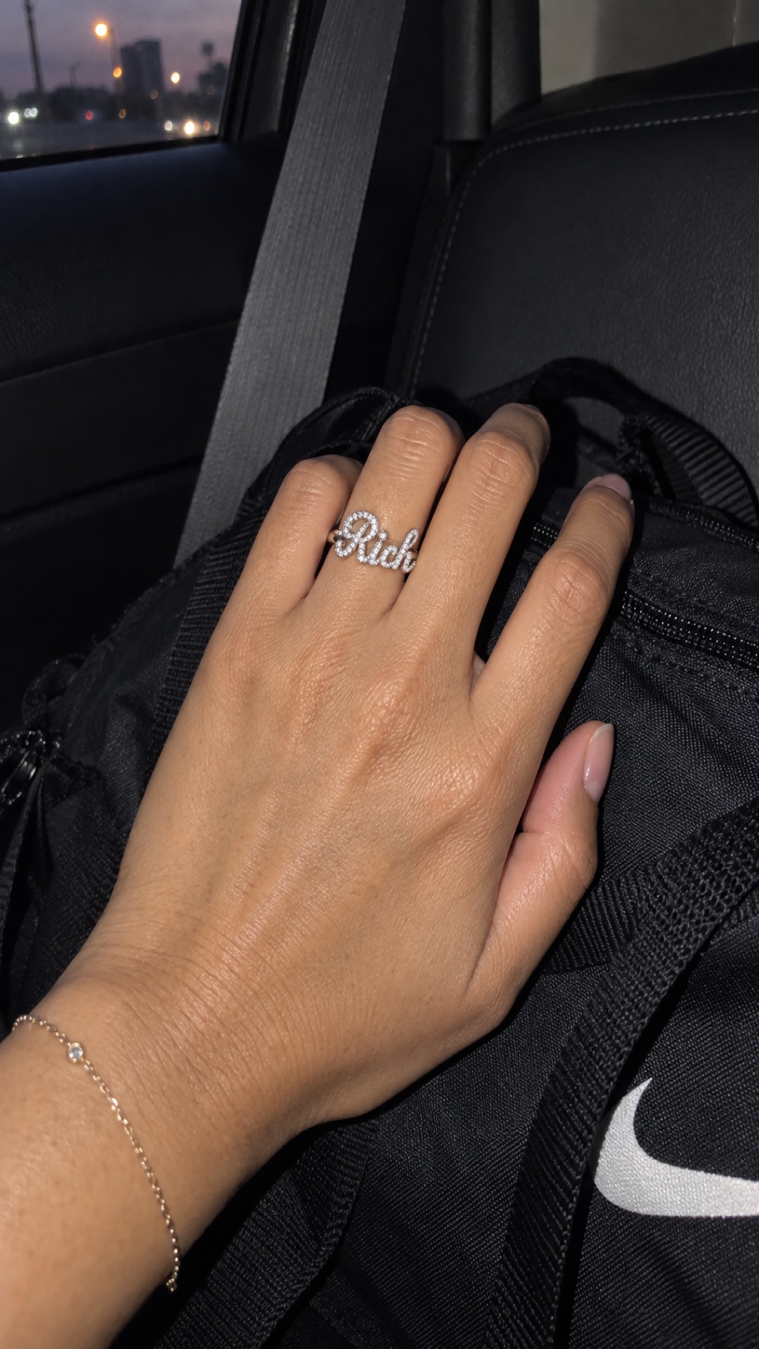 ภาพแหวนชื่อ Rich ขณะสวมบนมือ