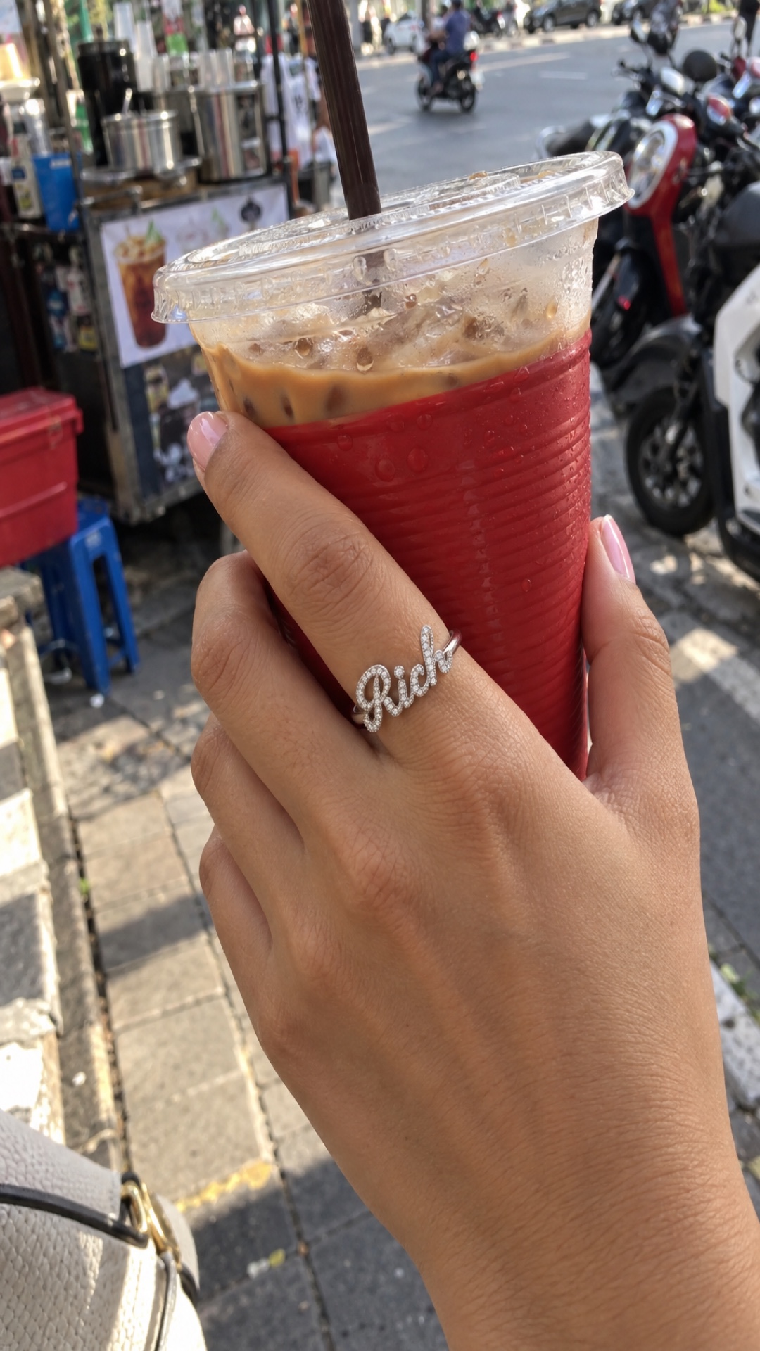 ภาพแหวนชื่อ Rich ขณะสวมบนมือ