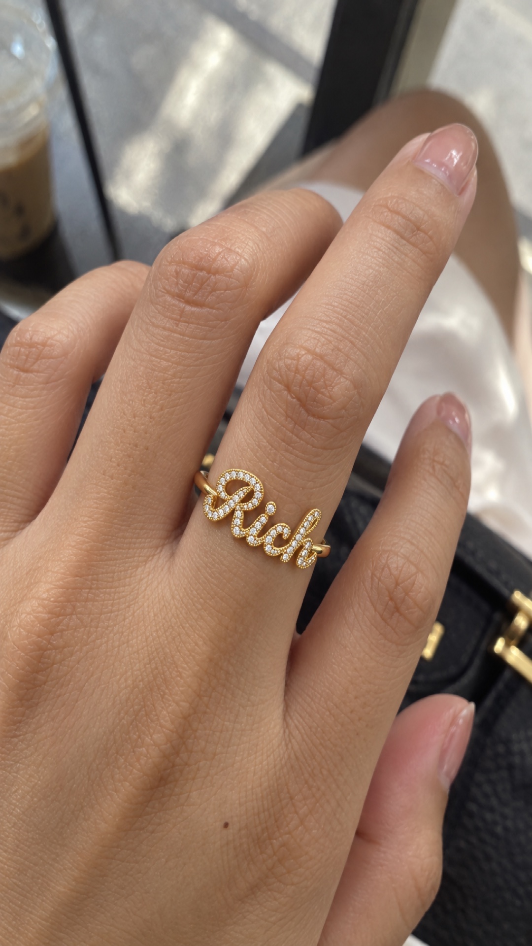 ภาพแหวนชื่อ Rich ขณะสวมบนมือ