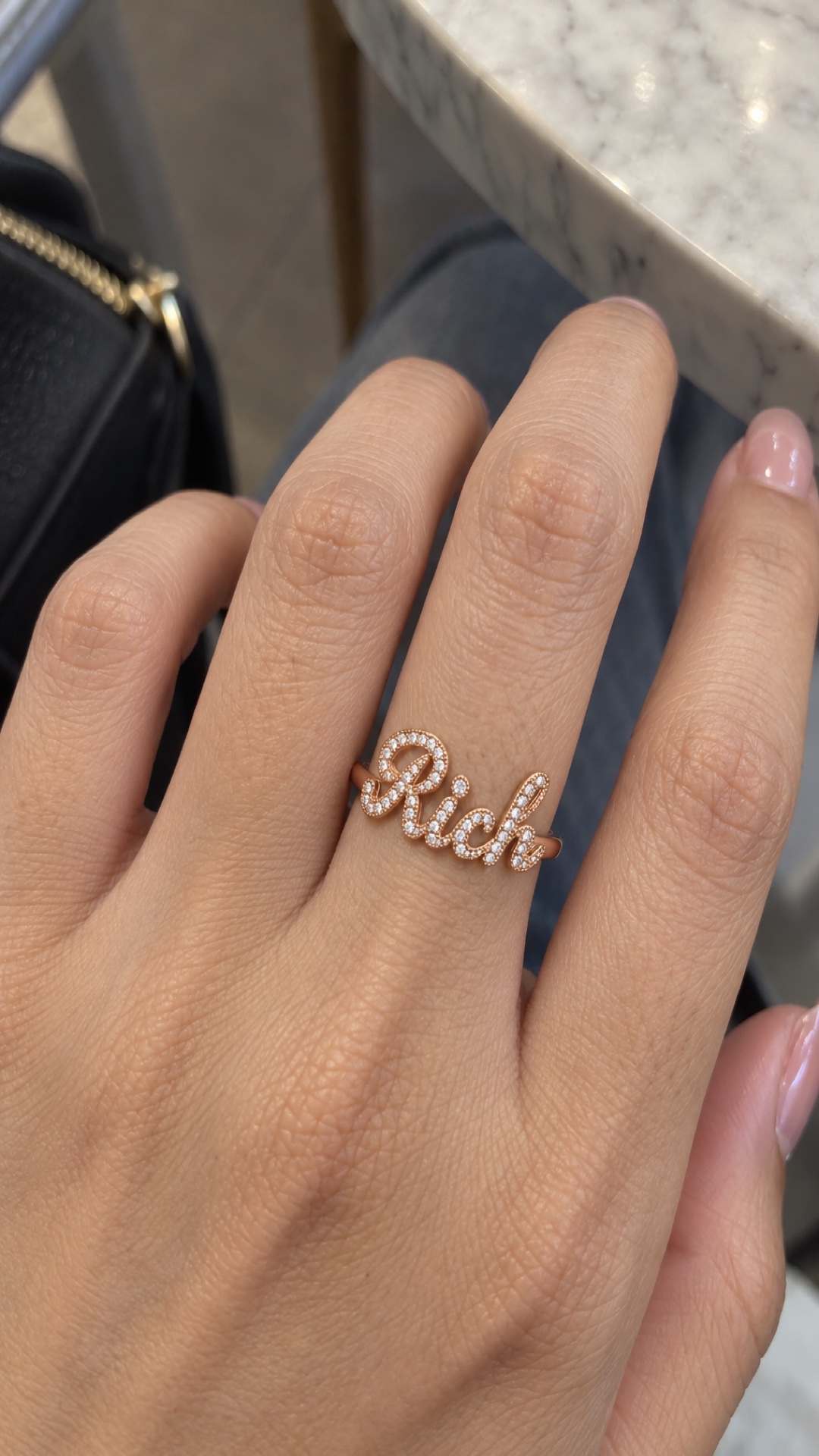 ภาพแหวนชื่อ Rich ขณะสวมบนมือ
