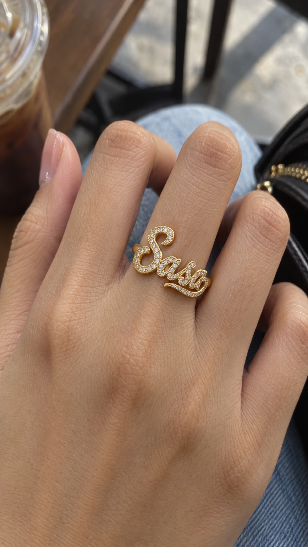 ภาพแหวนชื่อ Sasa ขณะสวมบนมือ