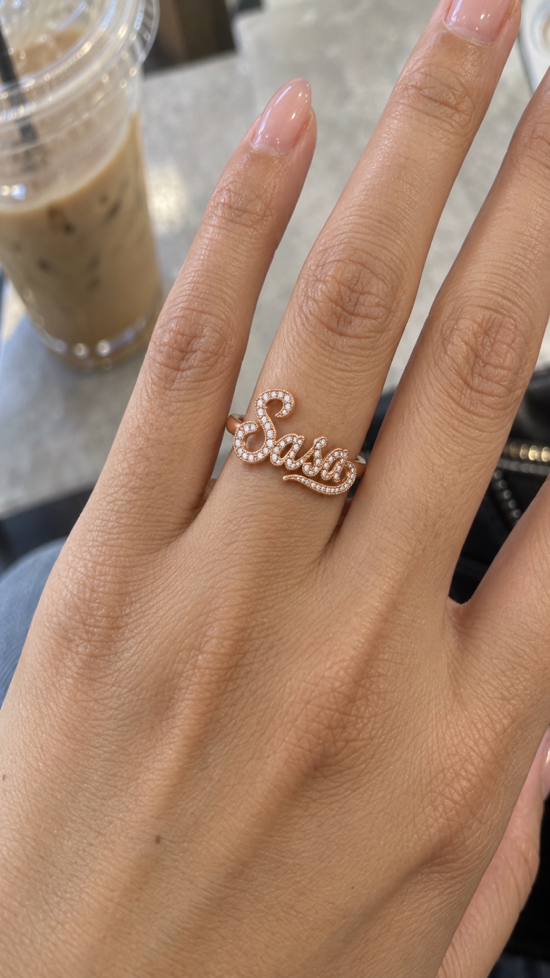ภาพแหวนชื่อ Sasa ขณะสวมบนมือ