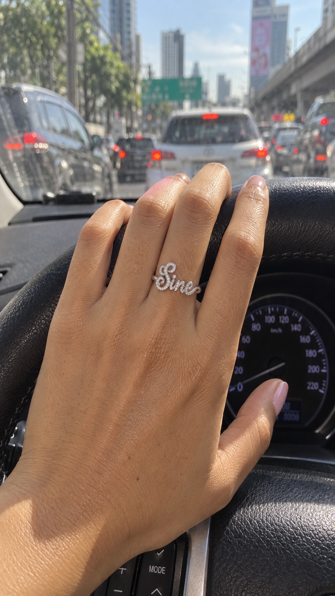ภาพแหวนชื่อ Sine ขณะสวมบนมือ