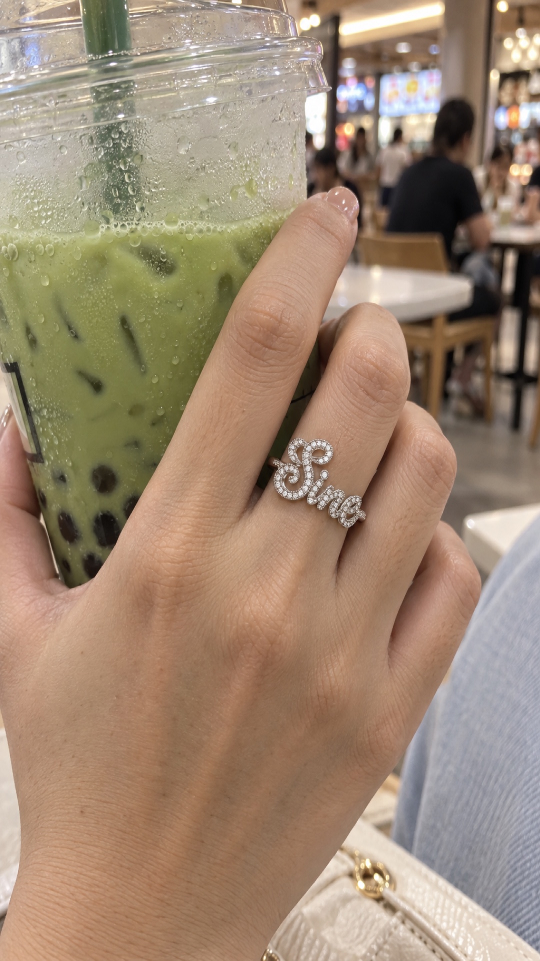 ภาพแหวนชื่อ Sine ขณะสวมบนมือ