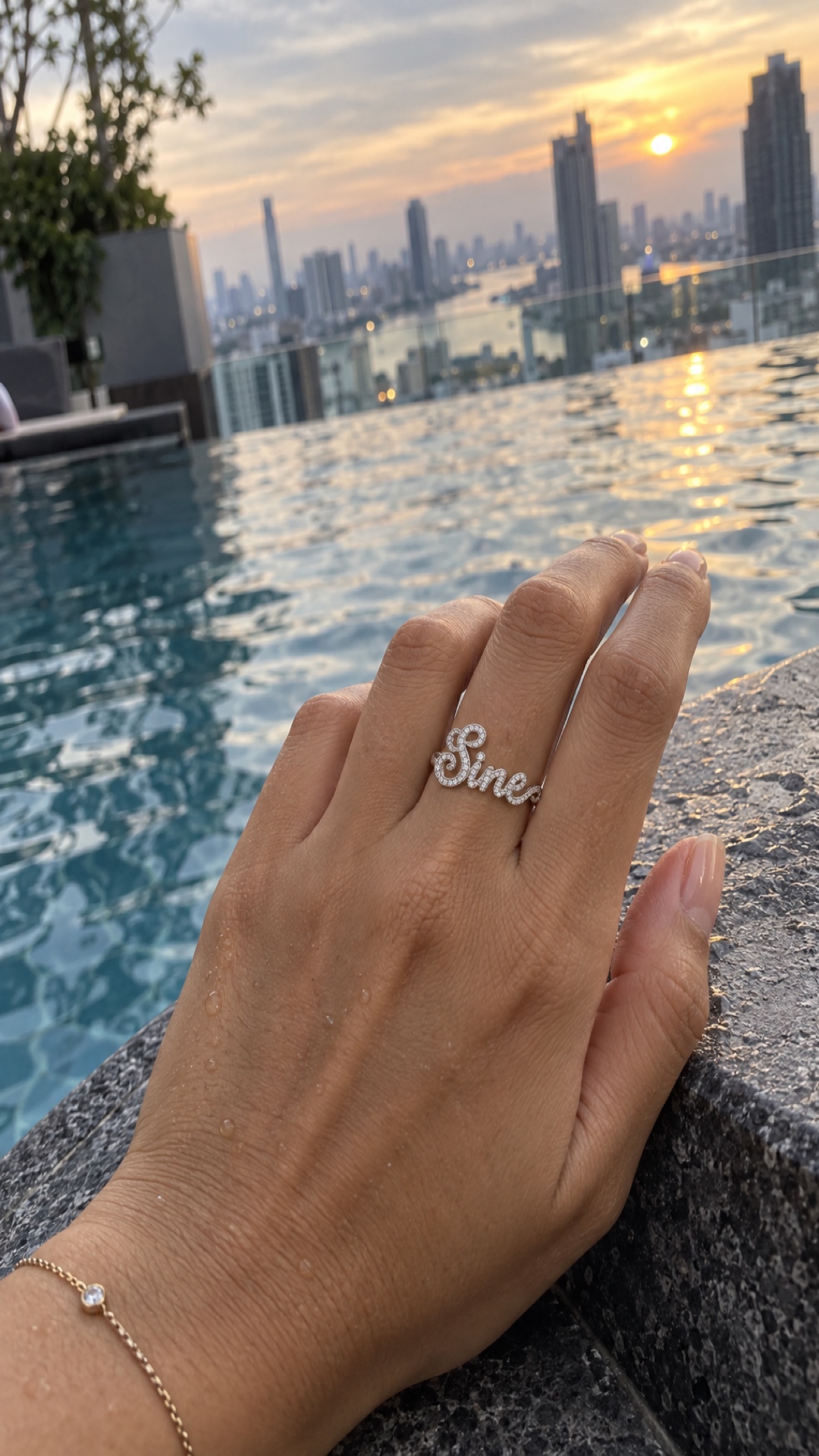ภาพแหวนชื่อ Sine ขณะสวมบนมือ