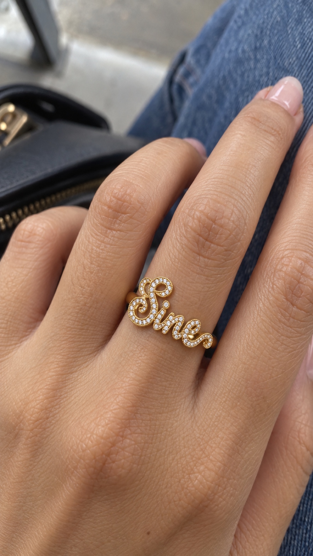ภาพแหวนชื่อ Sine ขณะสวมบนมือ