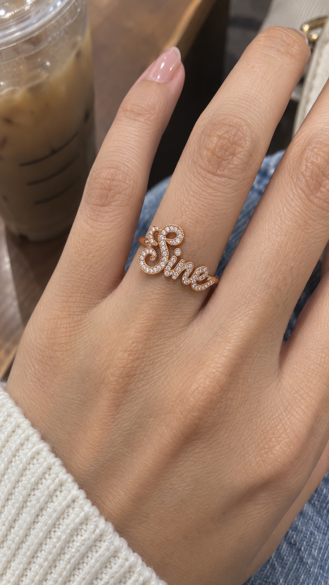 ภาพแหวนชื่อ Sine ขณะสวมบนมือ