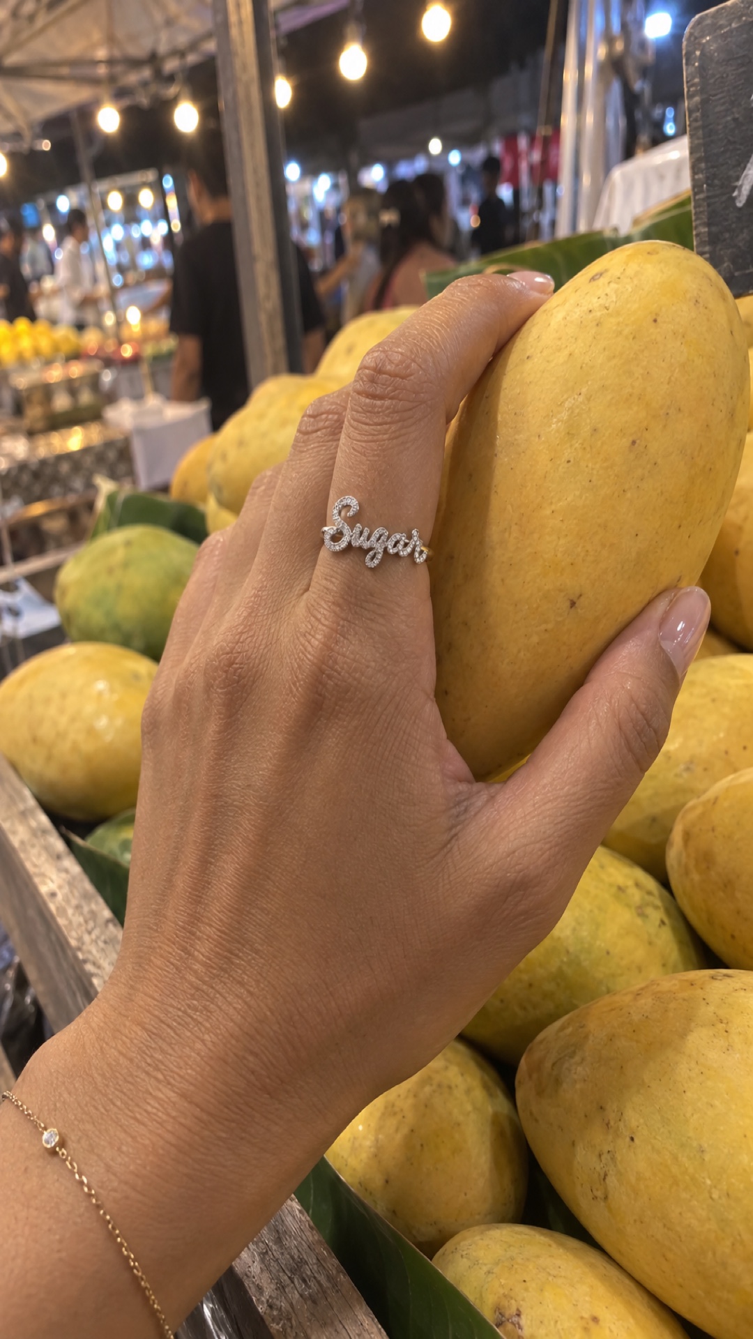 ภาพแหวนชื่อ Sugar ขณะสวมบนมือ