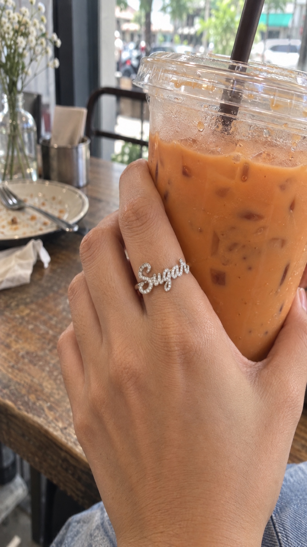 ภาพแหวนชื่อ Sugar ขณะสวมบนมือ