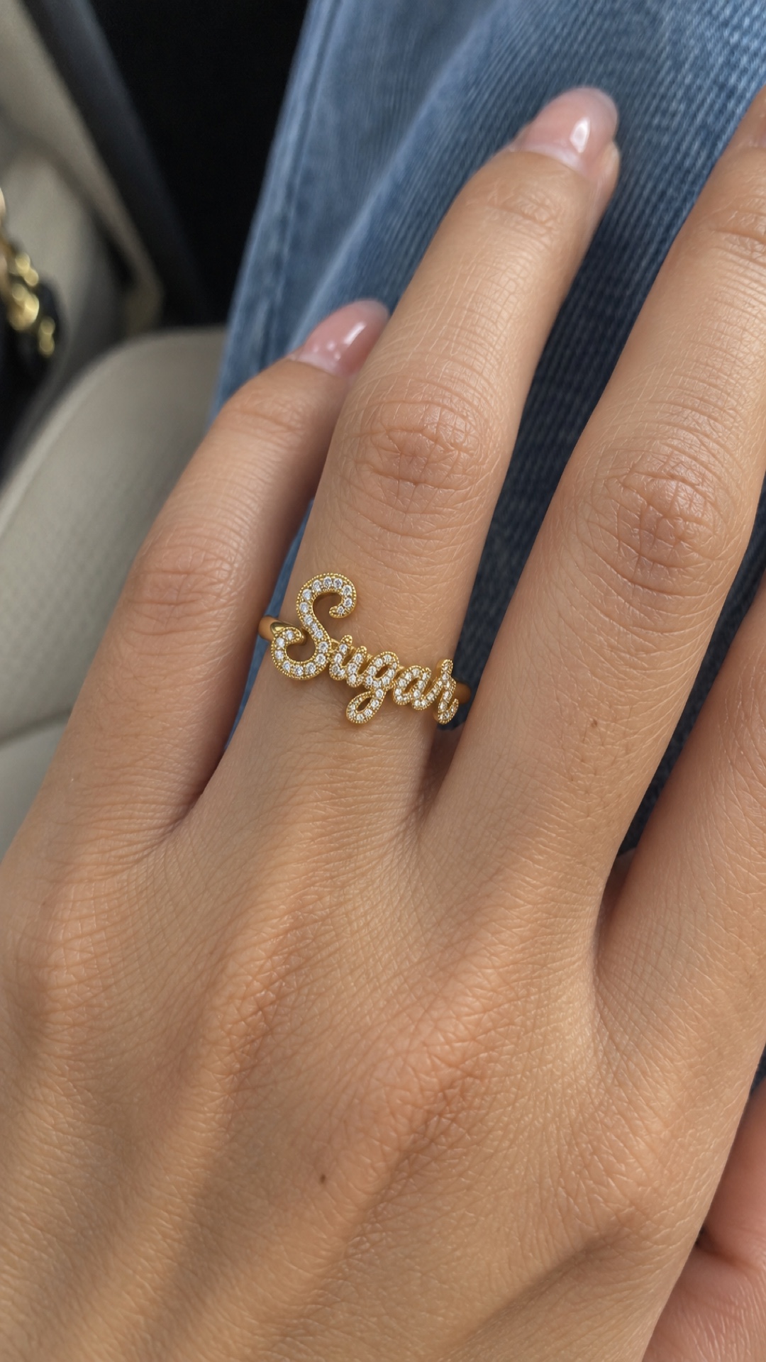 ภาพแหวนชื่อ Sugar ขณะสวมบนมือ