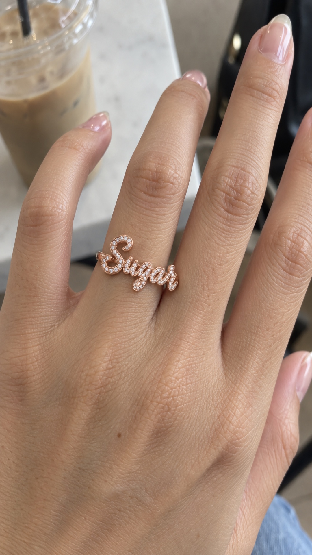 ภาพแหวนชื่อ Sugar ขณะสวมบนมือ