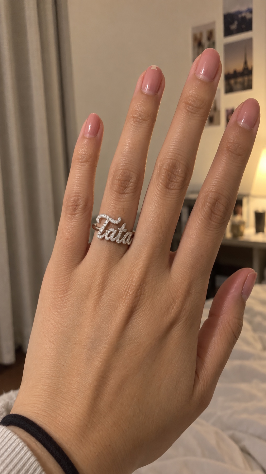 ภาพแหวนชื่อ Tata ขณะสวมบนมือ
