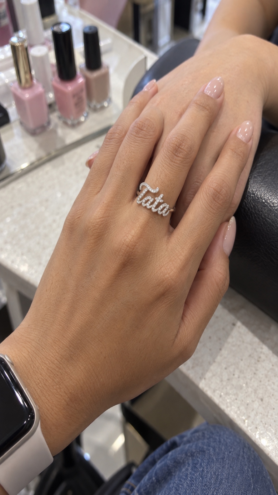 ภาพแหวนชื่อ Tata ขณะสวมบนมือ