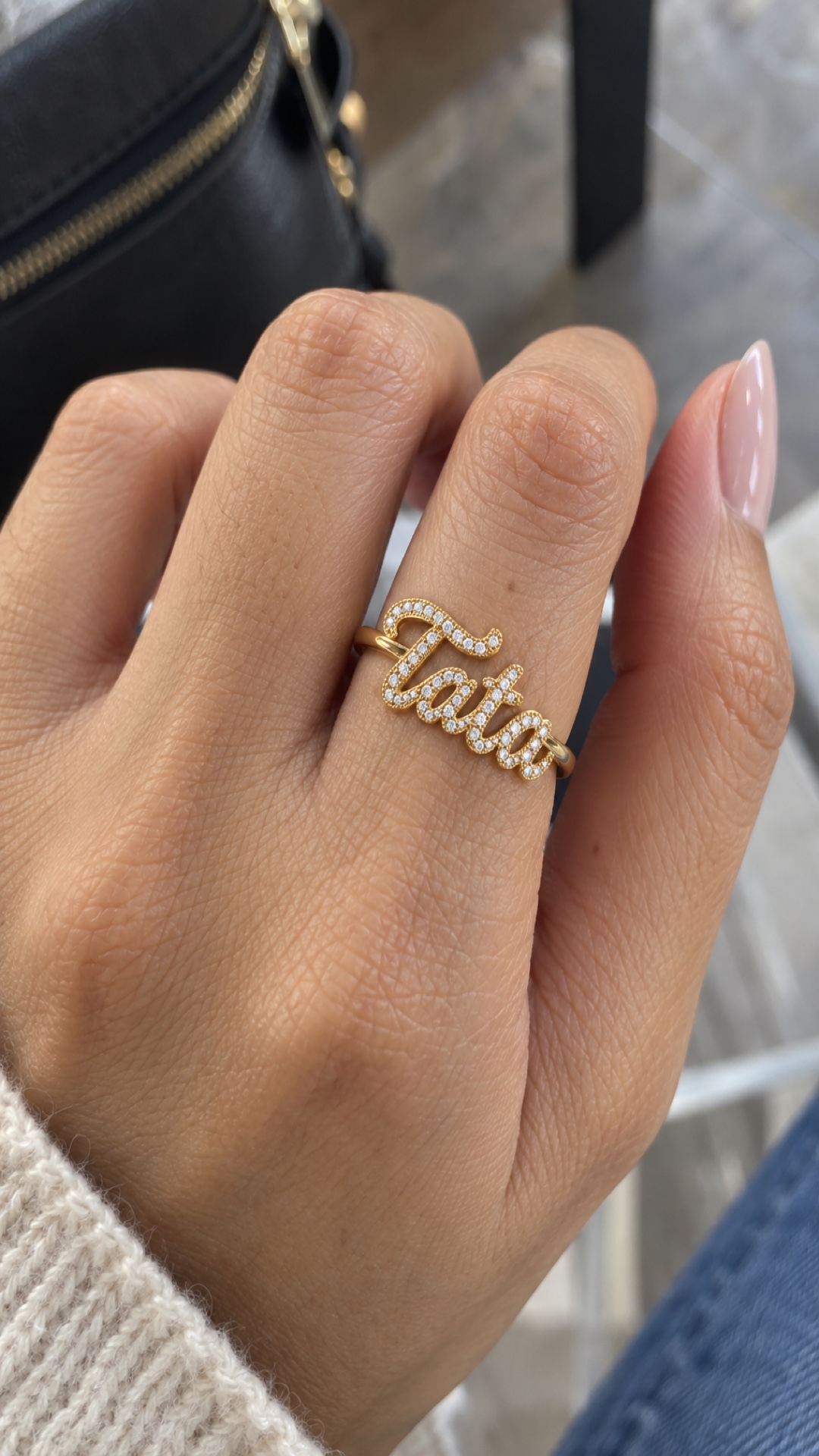 ภาพแหวนชื่อ Tata ขณะสวมบนมือ