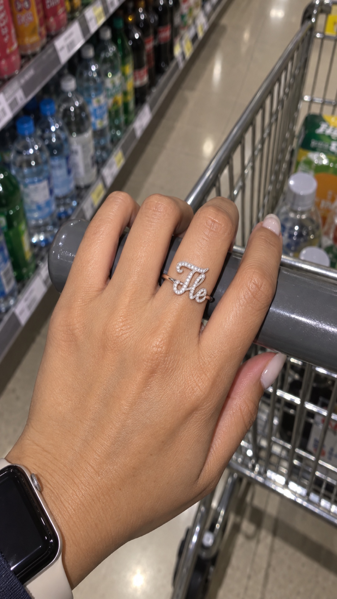 ภาพแหวนชื่อ Tle ขณะสวมบนมือ